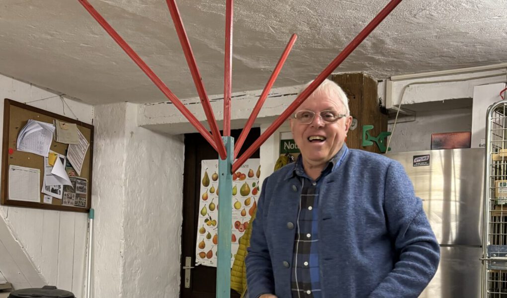 Helmut Lenz und sein Modell eines Baumes