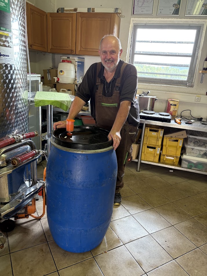Der Brennmeister freut sich - Eint tolles Team mit dem er arbeitet